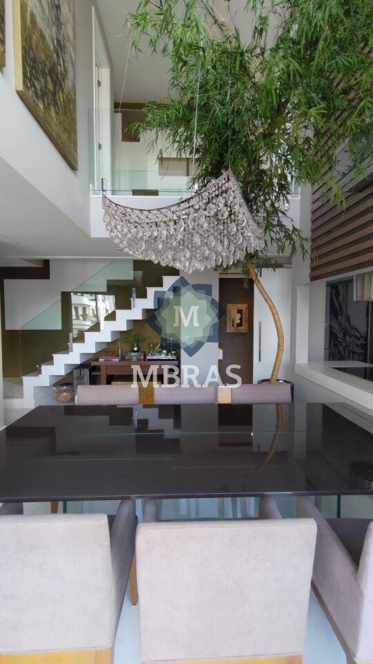 Exclusivo duplex com pé direito duplo na sala