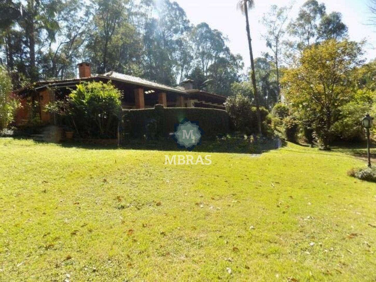 Residência Clássica em Meio ao Verde com 4 Suítes, Lazer Completo e Segurança Exclusiva