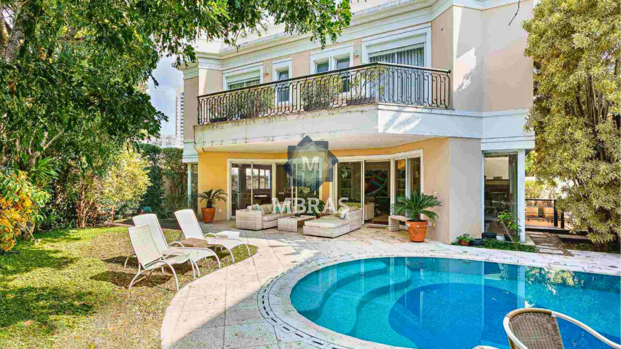 Belíssima casa em condomínio, muito bem localizada na Cidade Jardim