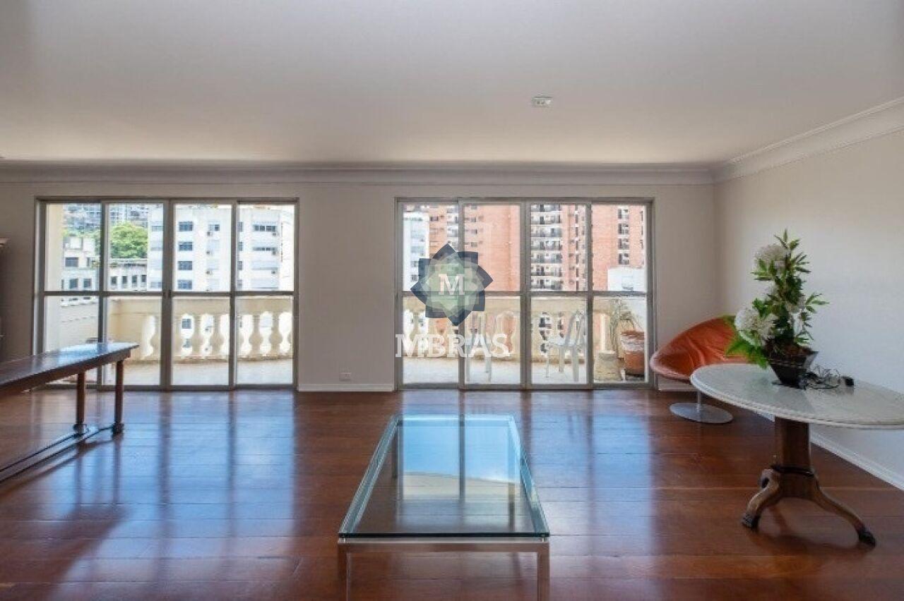 Apartamento com varanda, lareira e excelente iluminação natural no Jardins