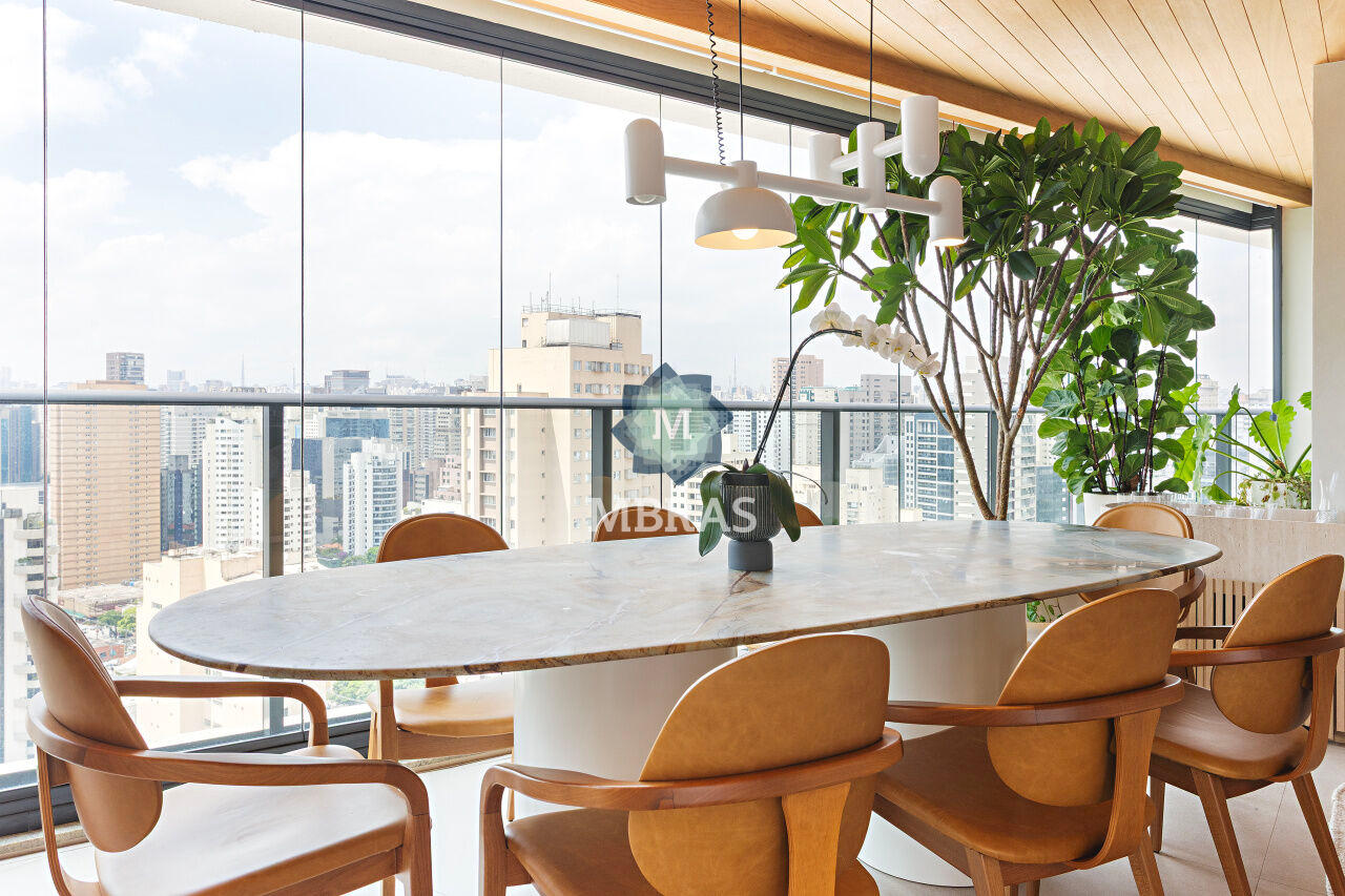 Apartamento recém-reformado com projeto assinado e vista skyline