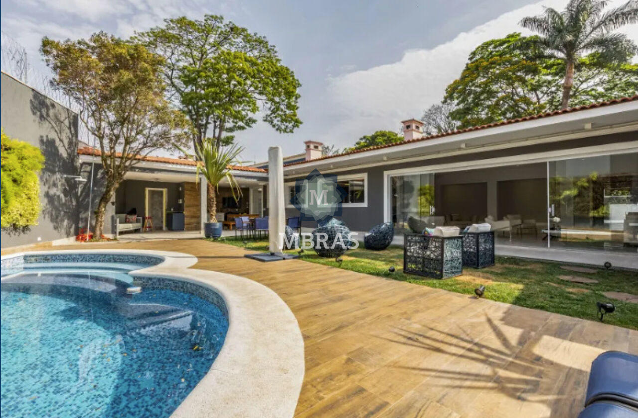 Residência Moderna e Impecável com Amplitude, Luz Natural e Lazer