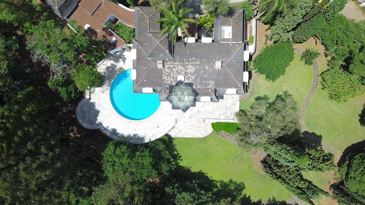 Entre Jardins e Silêncio - Uma Residência Única para Viver com Exclusividade