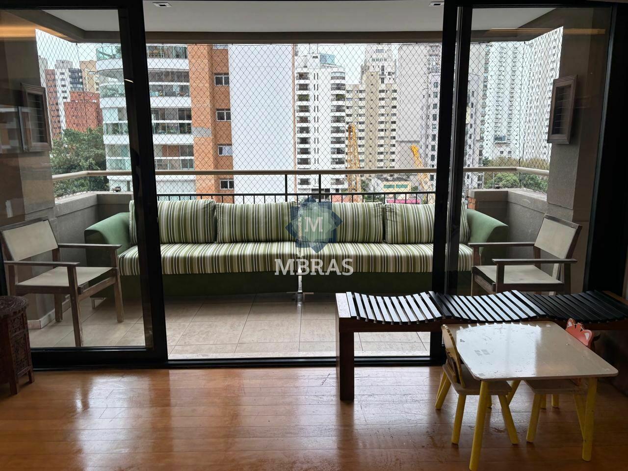 Apartamento com 3 suítes em Moema Pássaros