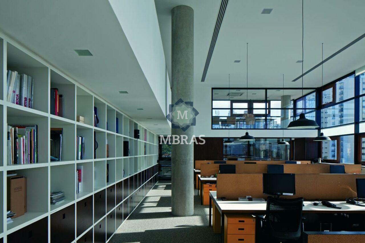 Espaço corporativo com pé-direito duplo e identidade única