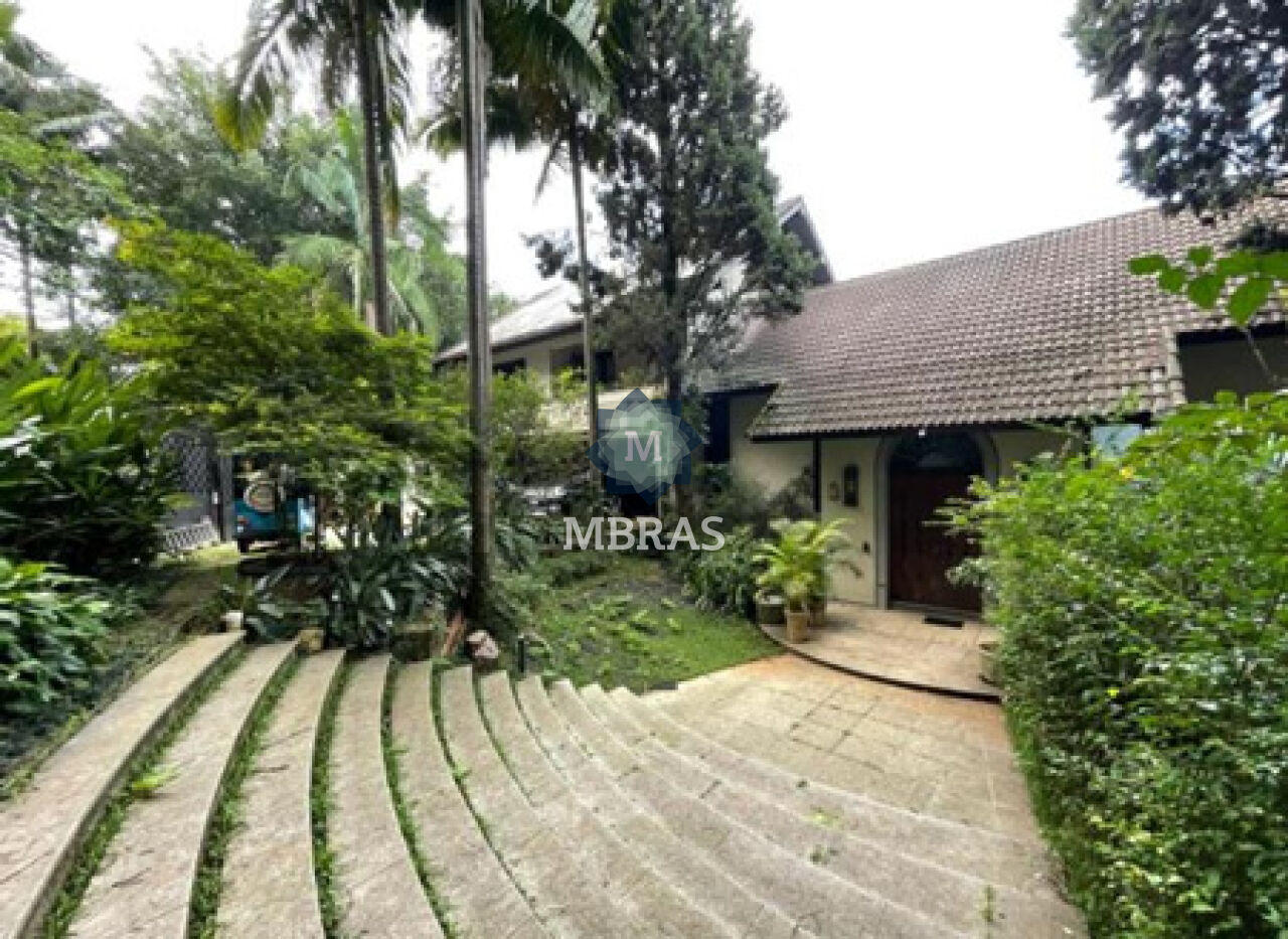 Residência Exclusiva com 1.320 m² de Área Construída e Amplo Terreno em Região Arborizada