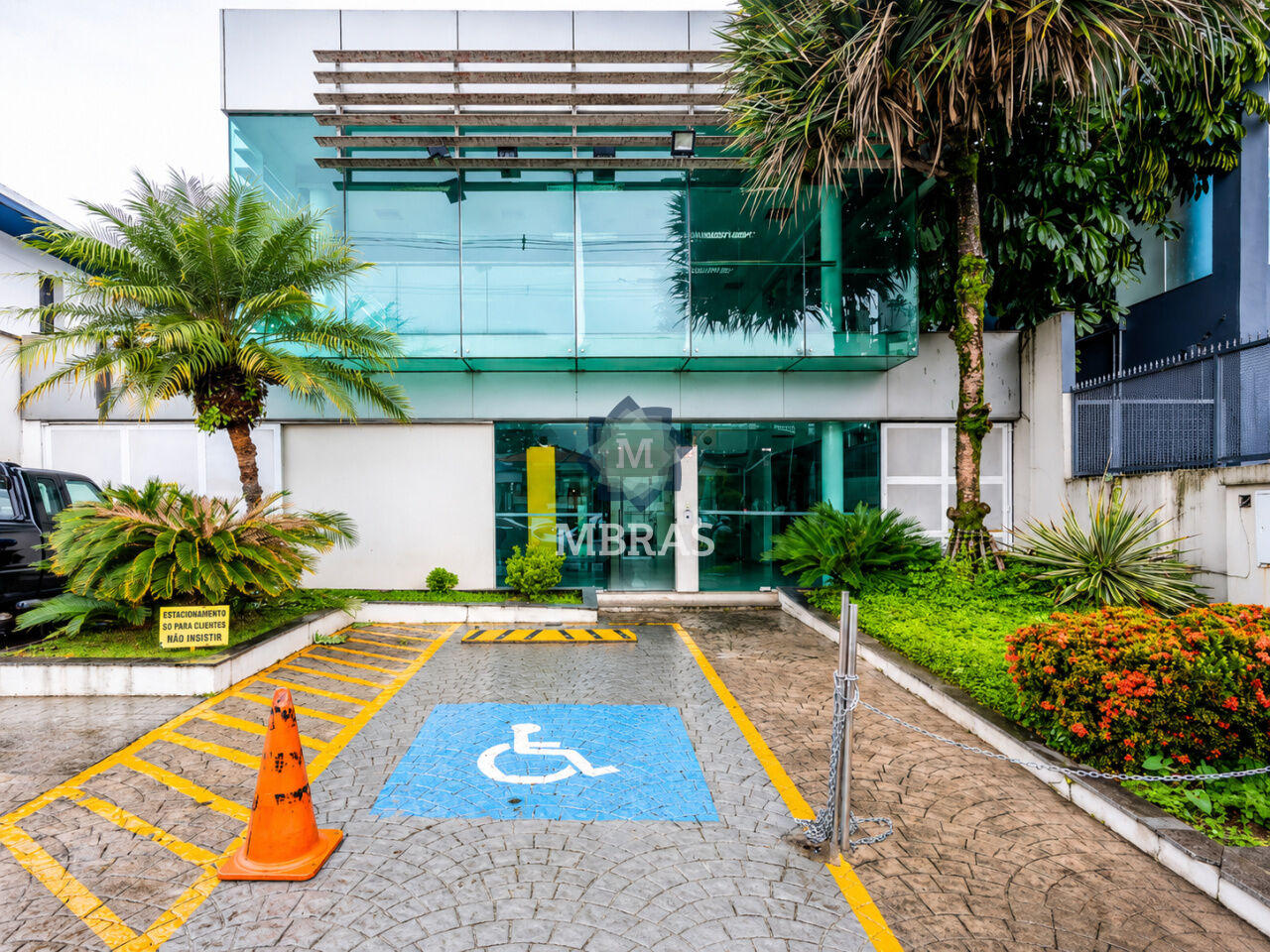 Edifício Comercial Independente com Três Pavimentos, Amplas Sala e Garagem Coberta