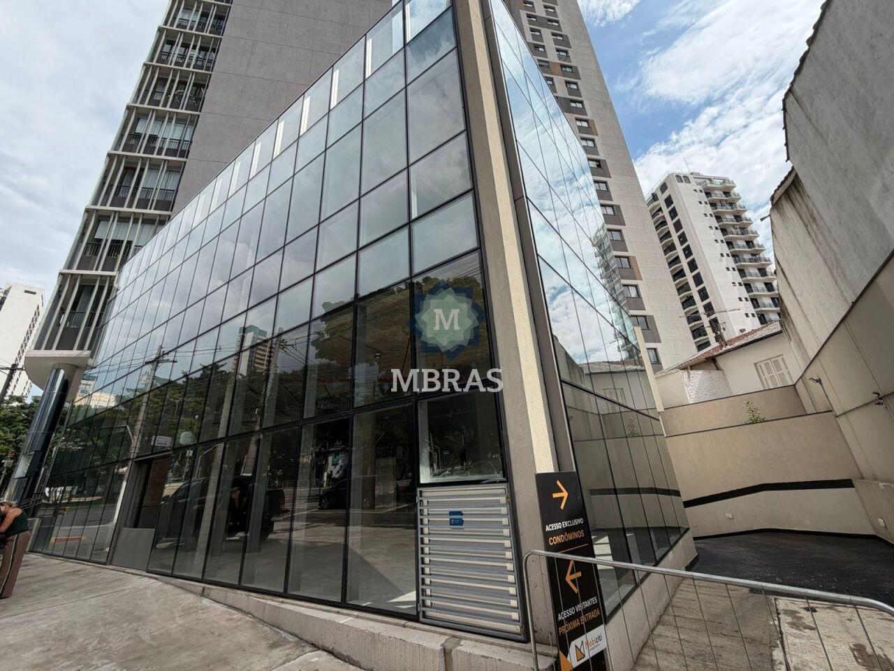 Flagship com Arquitetura Icônica e Exposição Máxima para o Varejo Premium