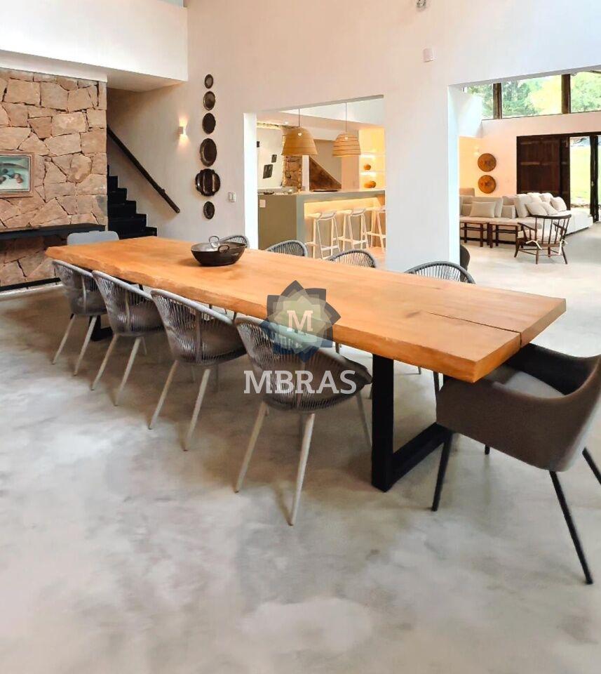 Casa Nova com Arquitetura Contemporânea Integrada à Natureza em Indaiatuba