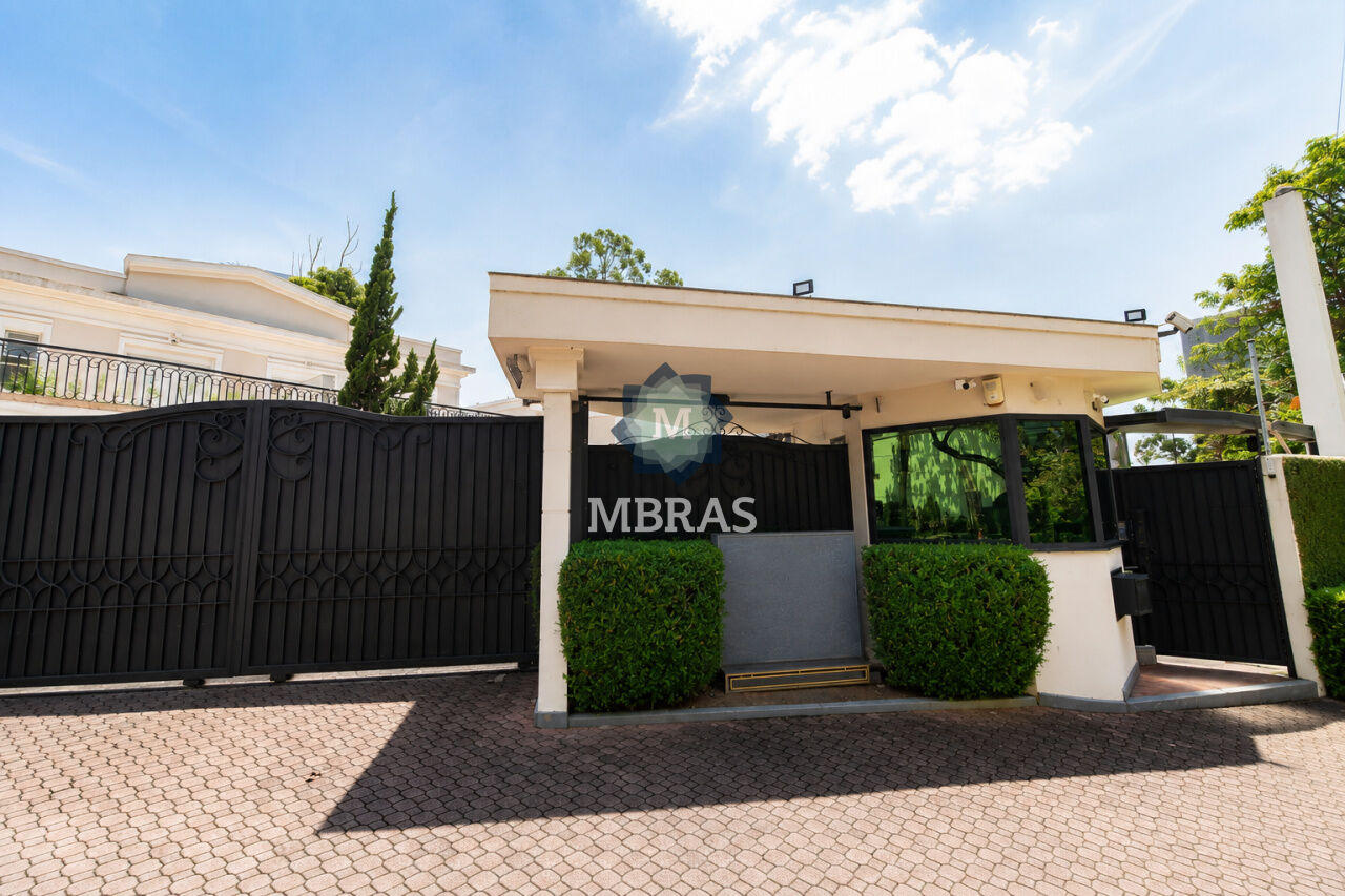 Casa em Condomínio com Ambientes Amplos e Jardim Privativo Próxima ao Cidade Jardim
