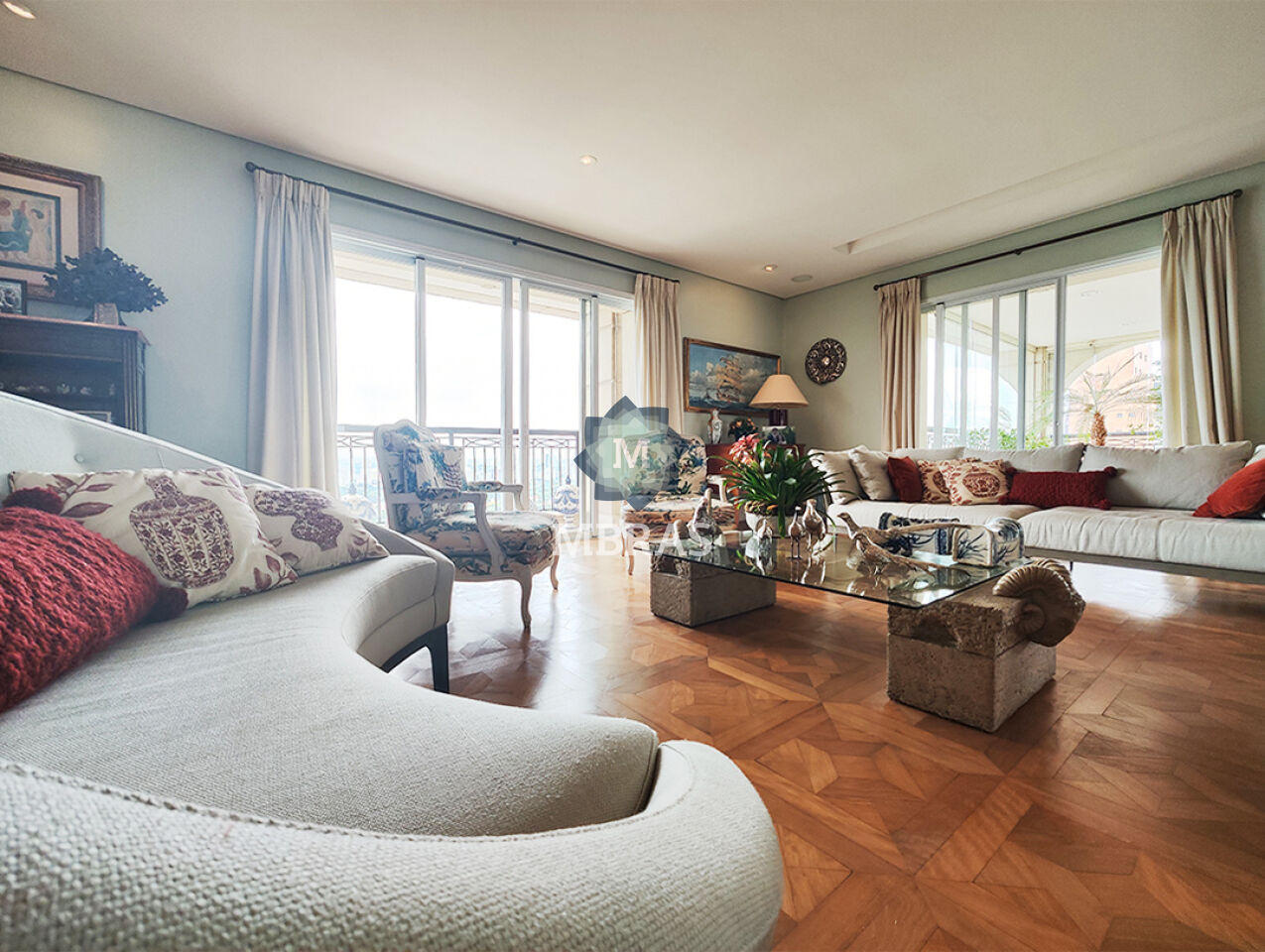 Lindo apartamento com uma das maiores e mais imponentes construções de todo baixo Jardins