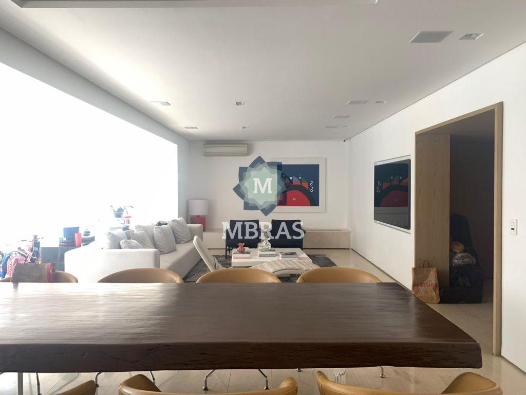 EXCELENTE APARTAMENTO COM FINO ACABAMENTO NO JARDIM PAULISTA E VISTA PARA O PQ. IBIRAPUERA