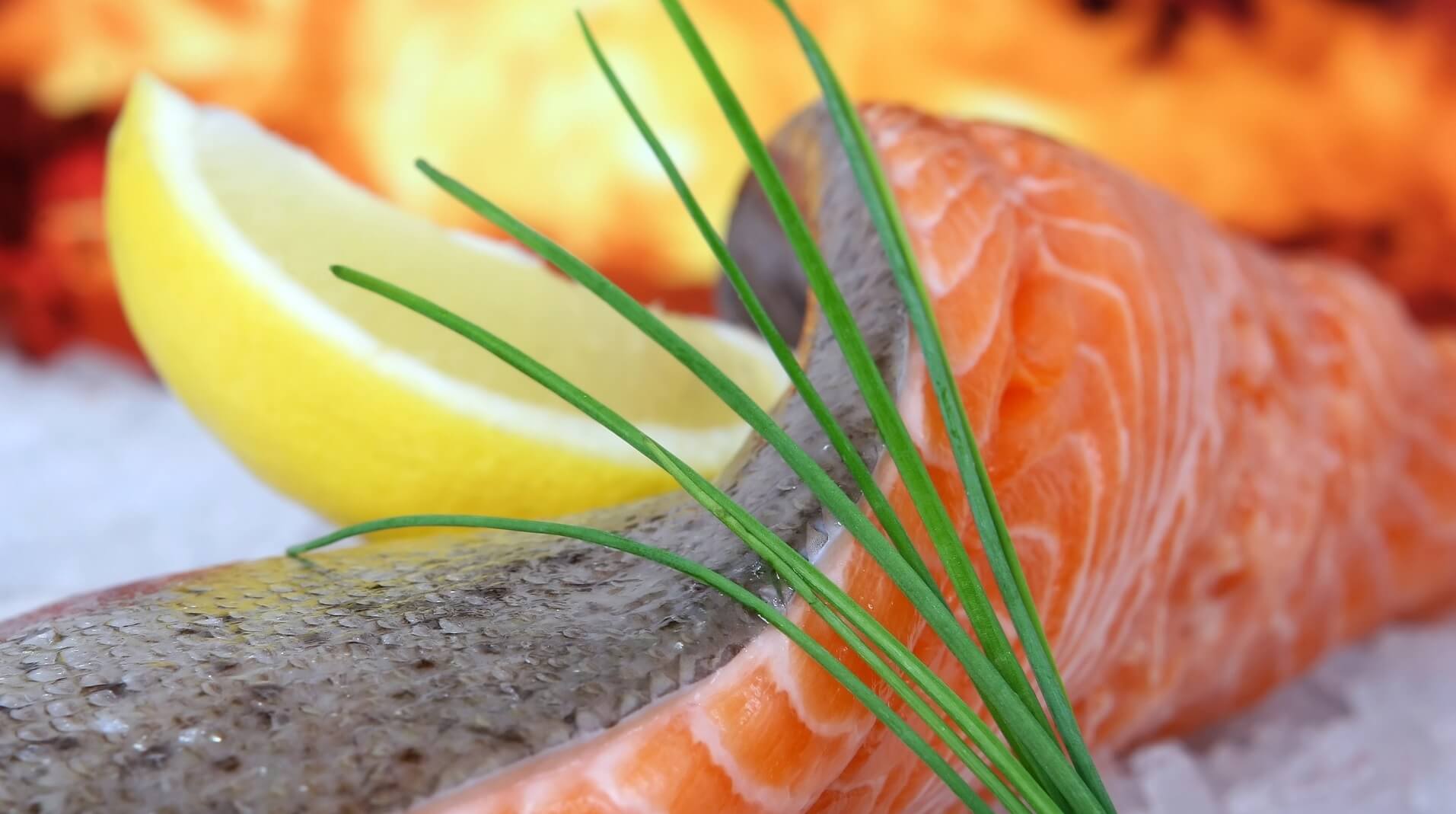 Raw salmon with lemon slice