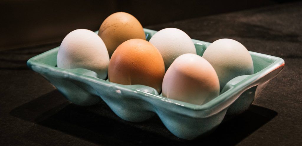 White and brown eggs