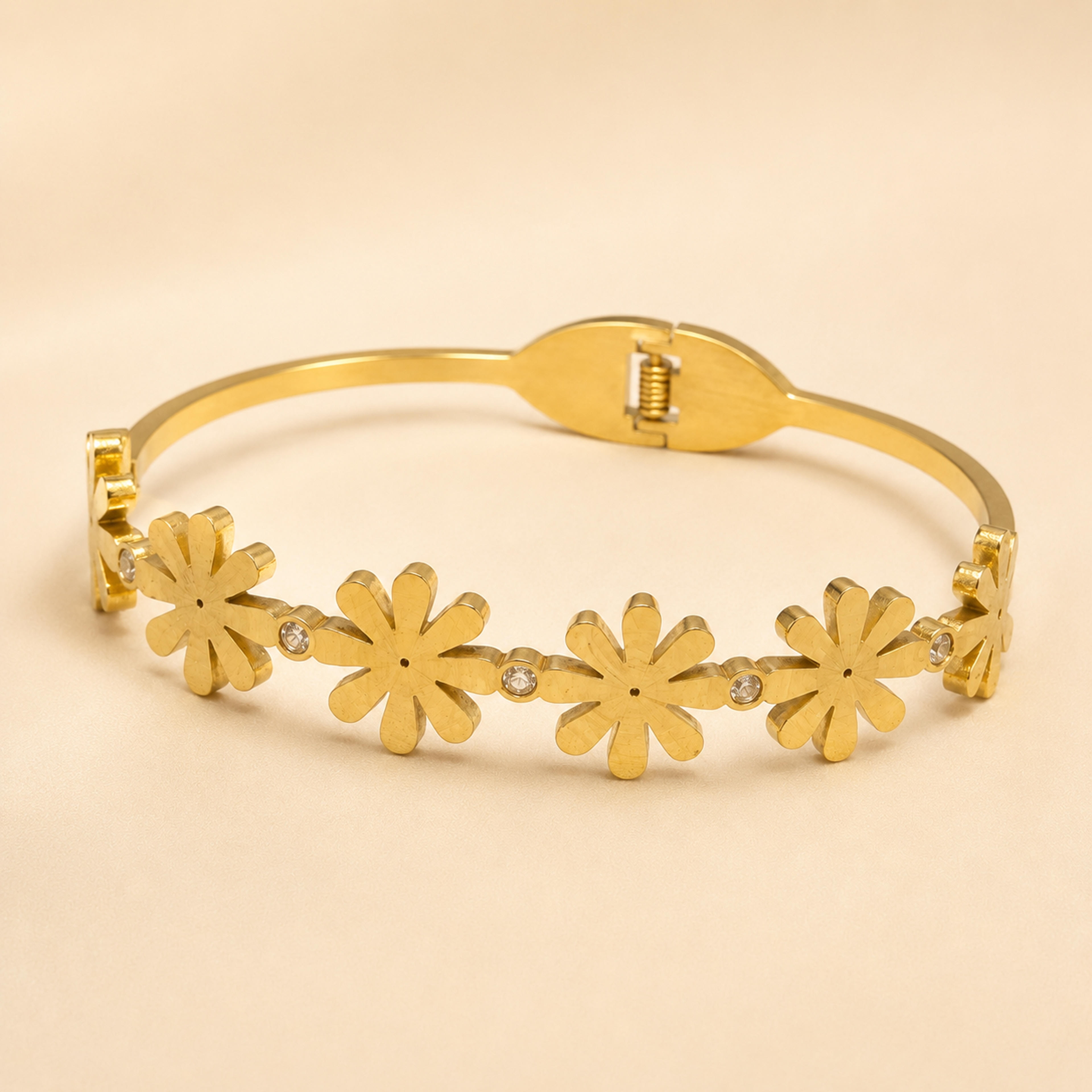 Ivory Clover Chain-Link Hand cuff
