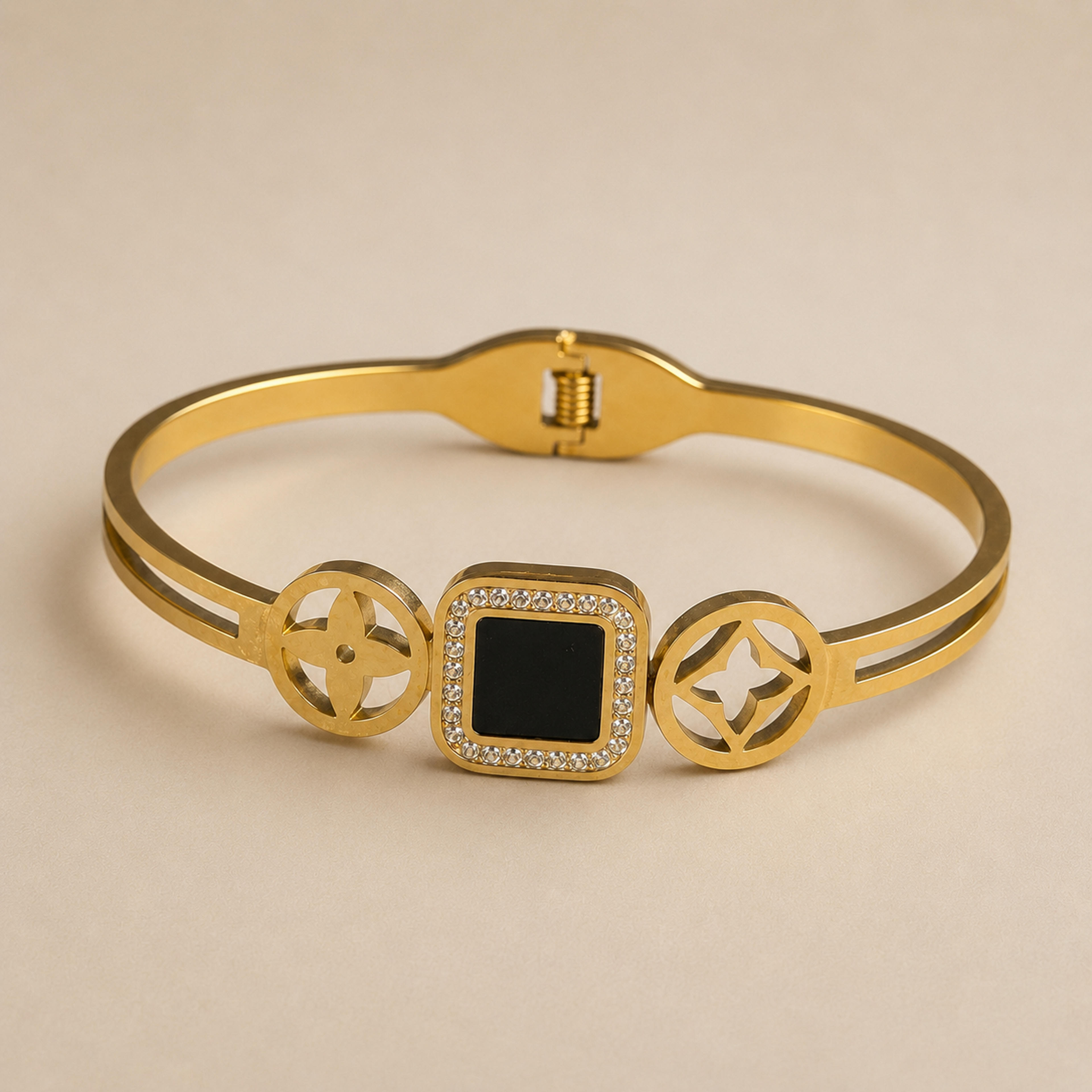 Roman Onyx Interlock Hand Cuff