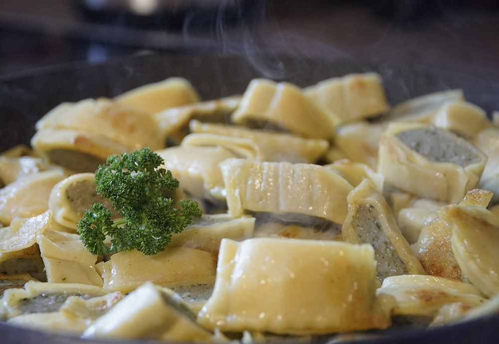 Maultaschen kochen in einer Pfanne