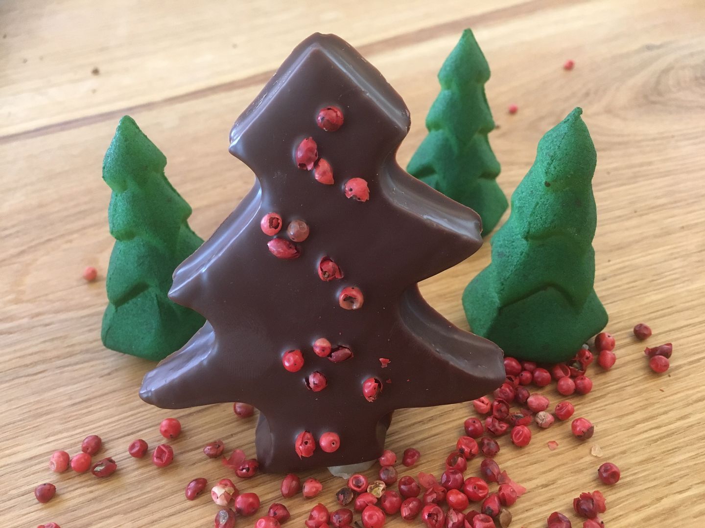 Schoko-Marzipan-Tanne, roter Pfeffer