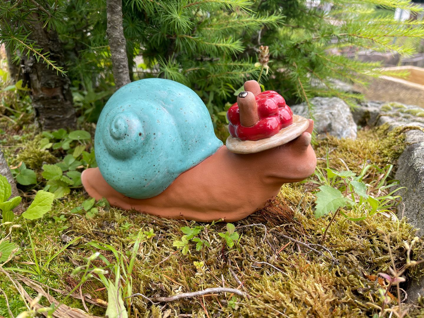 Schnecke mit Bollenhut aus Keramik, Türkis, Frostsicher, Unikat, Handarbeit, Gartendeko, Hochwertig