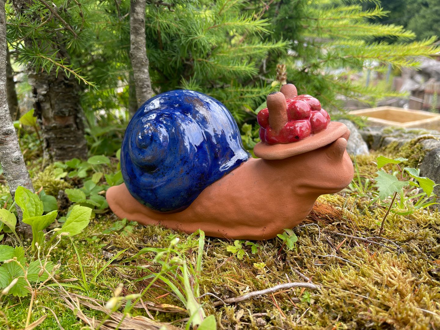 Schnecke mit Bollenhut aus Keramik, Blau, Frostsicher, Unikat, Handarbeit, Gartendeko, Hochwertig