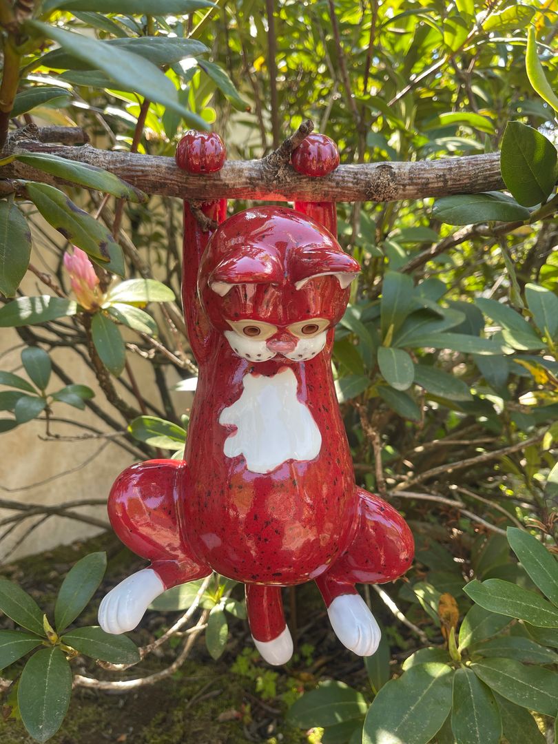 Hängekatze mit beweglichem Schwänzchen aus Keramik, rot, Frostsicher, Unikat, Handarbeit, Gartendeko