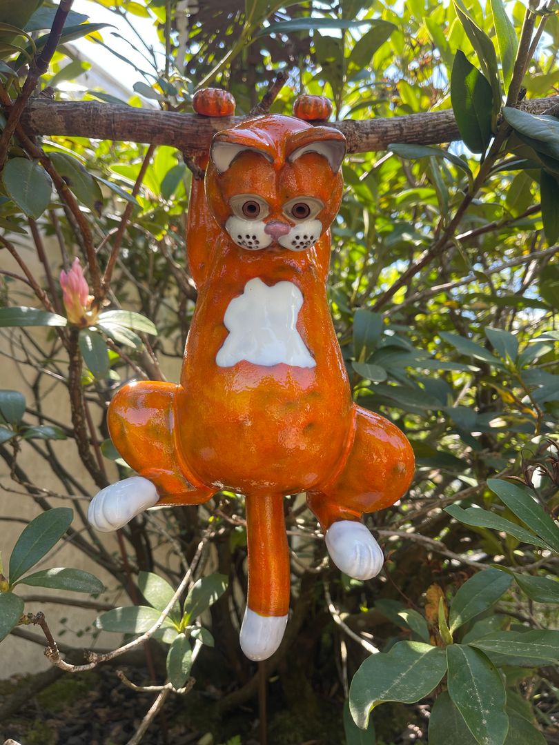 Hängekatze mit beweglichem Schwänzchen aus Keramik, orange, Frostsicher, Unikat, Handarbeit, Gartendeko