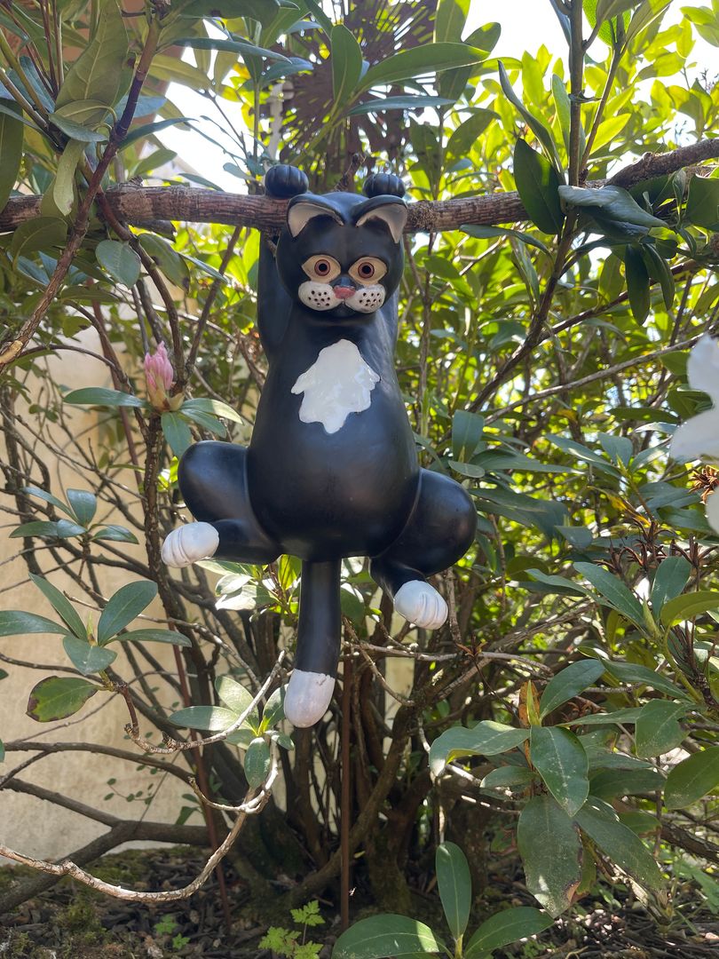 Hängekatze mit beweglichem Schwänzchen aus Keramik, schwarz, Frostsicher, Unikat, Handarbeit, Gartendeko