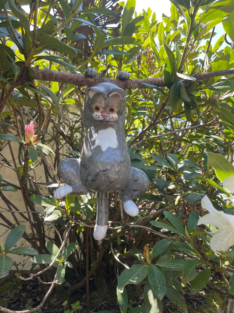 Hängekatze mit beweglichem Schwänzchen aus Keramik, grau, Frostsicher, Unikat, Handarbeit, Gartendeko