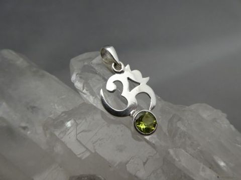 OM / Peridot - Anhänger (Facettenschliff) / 925'er Silber