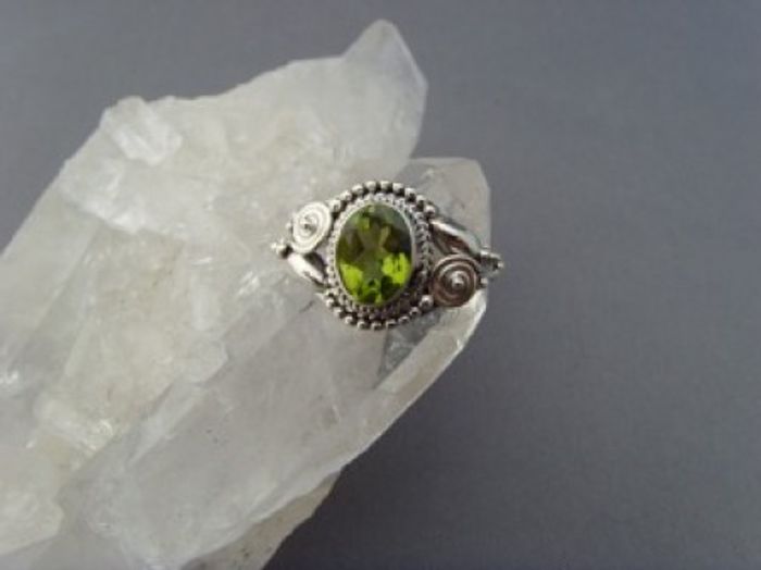 Peridot - Ring / filigrane Handarbeit / 925'er Silber