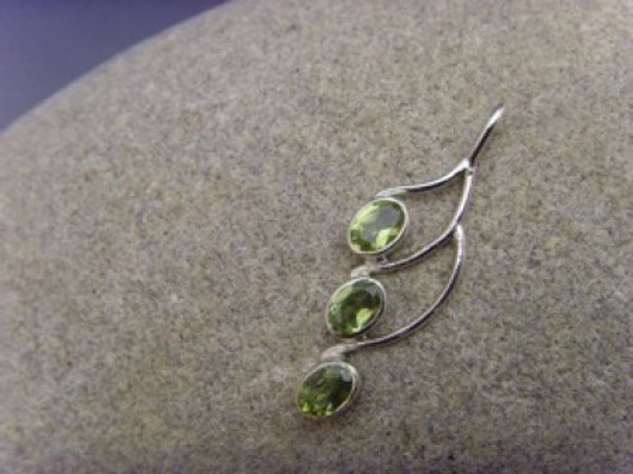 Eleganter Peridot Edelsteinanhänger - 925'er Silber