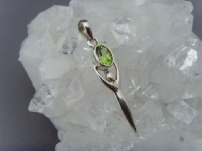Peridot - Anhänger / Symbol:Göttin / 925'er Silber