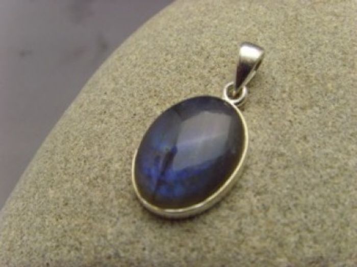 Labradorit Anhänger / schlicht / oval