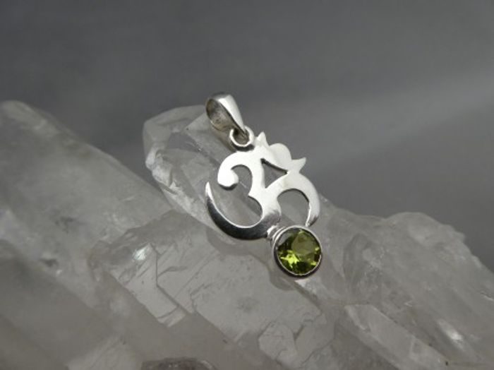 OM / Peridot - Anhänger (Facettenschliff) / 925'er Silber