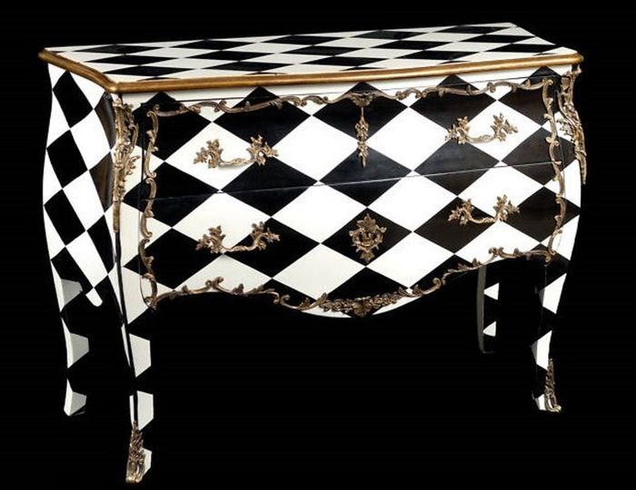 Casa Padrino Barock Kommode Schwarz / Weiß Karo mit goldenen Metall Applikationen