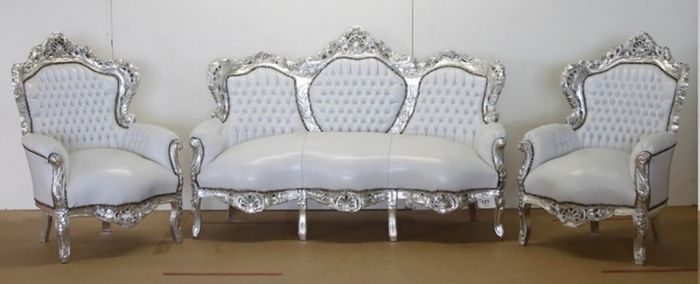 Casa Padrino Barock Sofa Garnitur Weiß Lederoptik / Silber - 1 Sofa 190 cm + 2 Sessel 120 cm
