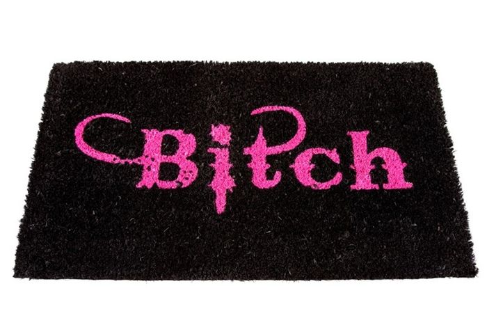 Casa Padrino Designer Fußmatte Bitch mit Schriftzug, schwarz-pink, Länge 70 cm, Breite 40 cm, Höhe 2 cm
