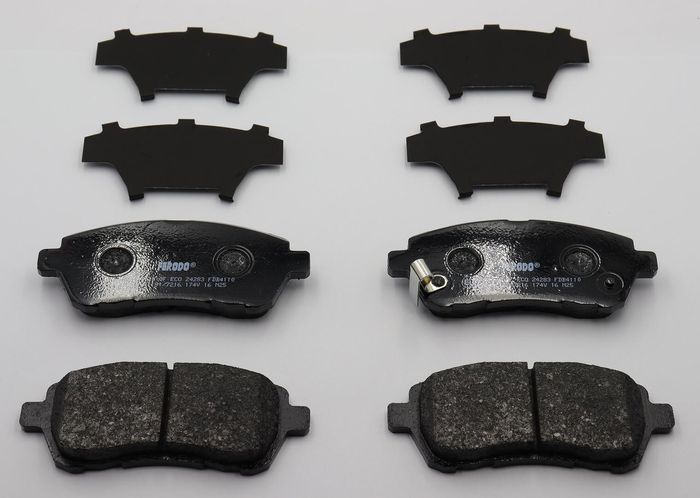Bremsbelagsatz vorne , passt zu: DAIHATSU MATERIA, SIRION; FORD FIESTA VI; MA...