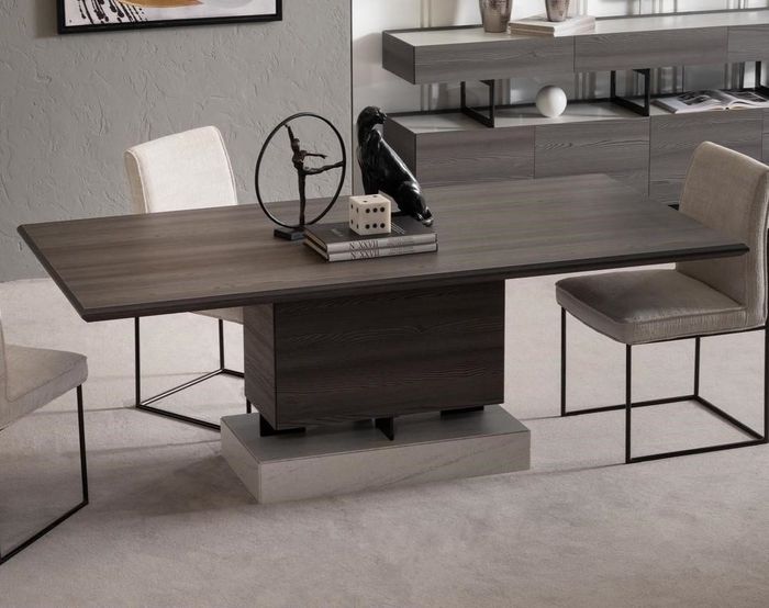 Eleganter brauner Esstisch aus Holz im modernen Design