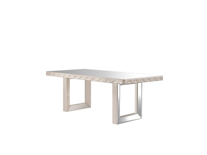 Eleganter weißer Esstisch aus Holz im modernen Design