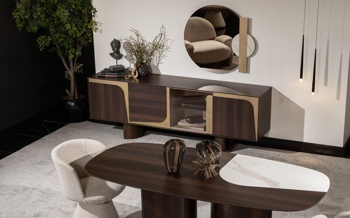 Elegantes braunes Holz Sideboard mit Spiegel in klassischem Design