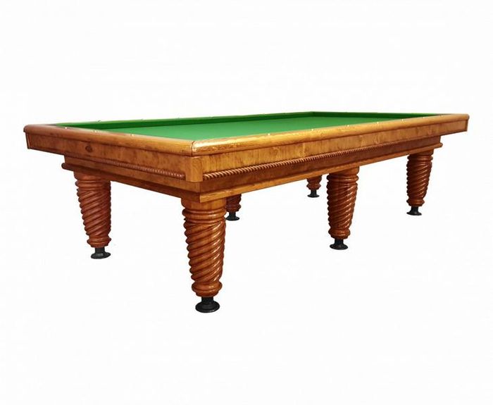 Massiver brauner Billardtisch aus Holz mit eleganten Details