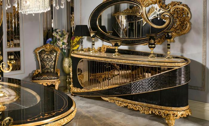 Elegantes schwarzes Holzspiegel mit goldfarbenem Rahmen