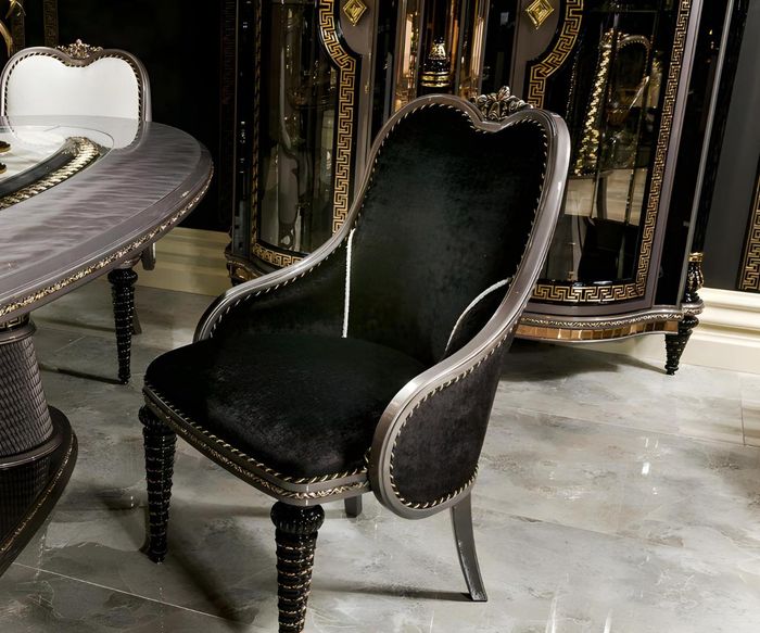 Schwarzer Holzstuhl im eleganten Design für Zuhause Büro Café
