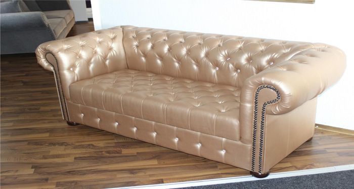 Chesterfield Gold mit Kristallsteinen Sofa Couch Polster Garnitur Luxus Garnitur