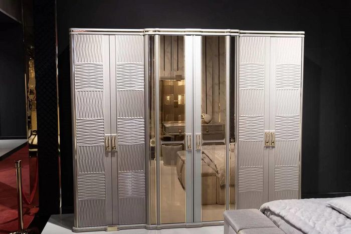 Eleganter grauer Kleiderschrank aus Holz im modernen Design