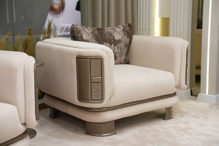 Eleganter beiger Stoffsessel im modernen Design
