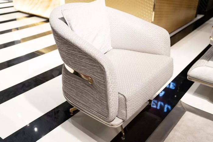 Moderner grauer Stoffsessel im eleganten Design, langlebig und bequem
