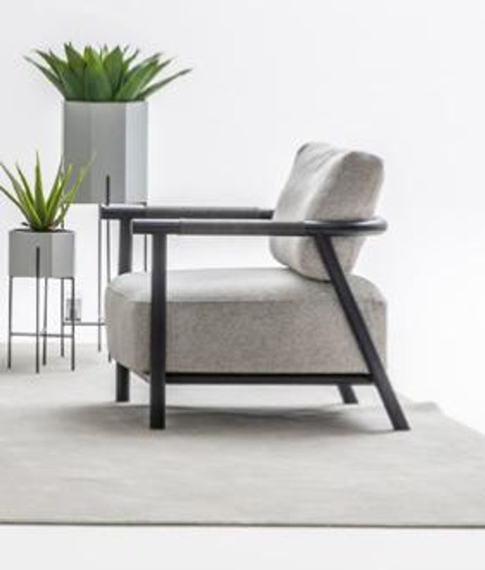 Exklusiver Grauer Sessel Wohnzimmer Polstermöbel Designer Textilsessel