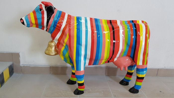 Handarbeit Abstrakte Figur Statue Design Bunte Designer Skulptur Kuh Statuen